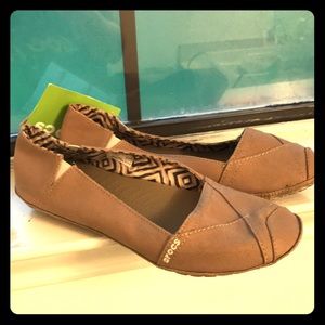 🐻NWT🐻Khaki Canvas Crocs Sz 10W🐻